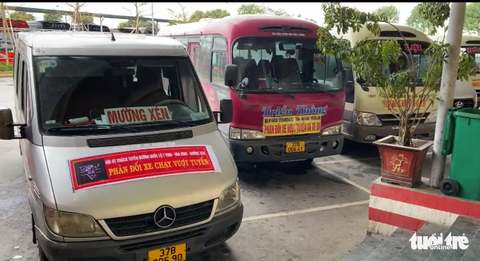 Nghệ An sẽ xử xe dù, nhưng xe khách tiếp tục đình công sẽ thu hồi giấy phép - Ảnh 1. Nghệ An sẽ xử xe dù, nhưng xe khách tiếp tục đình công sẽ thu hồi giấy phép - Ảnh 1.