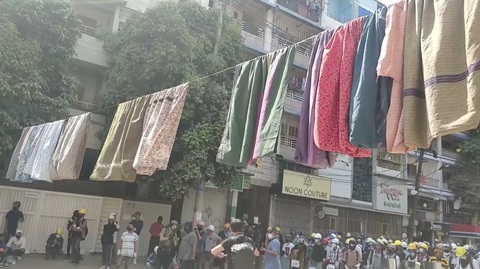 Người biểu tình Myanmar treo váy, đồ lót phụ nữ để cản trở cảnh sát - Ảnh 1. Người biểu tình Myanmar treo váy, đồ lót phụ nữ để cản trở cảnh sát - Ảnh 1.