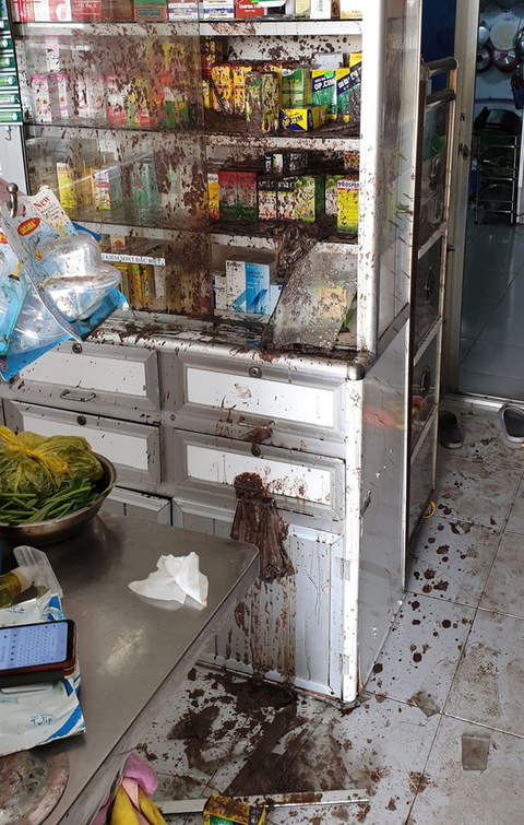Khởi tố 2 vợ chồng thuê người tạt mắm tôm tiệm thuốc tây gây áp lực đòi nợ - Ảnh 3. Khởi tố 2 vợ chồng thuê người tạt mắm tôm tiệm thuốc tây gây áp lực đòi nợ - Ảnh 3.