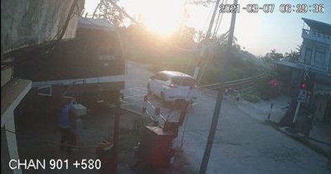 Khởi tố 2 nhân viên đường sắt vụ tai nạn tàu hàng va chạm ôtô tại Quảng Ngãi - Ảnh 2. Khởi tố 2 nhân viên đường sắt vụ tai nạn tàu hàng va chạm ôtô tại Quảng Ngãi - Ảnh 2.