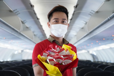 Mừng 8-3, phi hành đoàn Vietjet tặng khách hàng bất ngờ thú vị trên tàu bay - Ảnh 1. Mừng 8-3, phi hành đoàn Vietjet tặng khách hàng bất ngờ thú vị trên tàu bay - Ảnh 1.