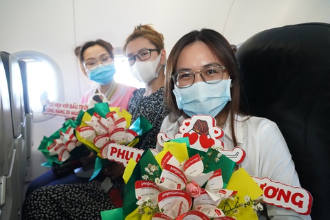 Mừng 8-3, phi hành đoàn Vietjet tặng khách hàng bất ngờ thú vị trên tàu bay - Ảnh 2. Mừng 8-3, phi hành đoàn Vietjet tặng khách hàng bất ngờ thú vị trên tàu bay - Ảnh 2.