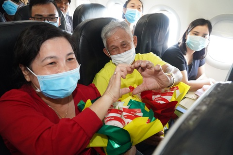 Mừng 8-3, phi hành đoàn Vietjet tặng khách hàng bất ngờ thú vị trên tàu bay - Ảnh 3. Mừng 8-3, phi hành đoàn Vietjet tặng khách hàng bất ngờ thú vị trên tàu bay - Ảnh 3.