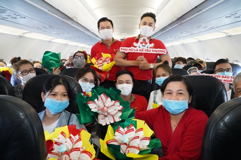 Mừng 8-3, phi hành đoàn Vietjet tặng khách hàng bất ngờ thú vị trên tàu bay - Ảnh 5. Mừng 8-3, phi hành đoàn Vietjet tặng khách hàng bất ngờ thú vị trên tàu bay - Ảnh 5.