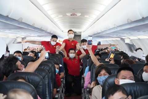 Mừng 8-3, phi hành đoàn Vietjet tặng khách hàng bất ngờ thú vị trên tàu bay - Ảnh 6. Mừng 8-3, phi hành đoàn Vietjet tặng khách hàng bất ngờ thú vị trên tàu bay - Ảnh 6.