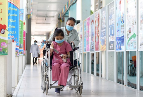 Người mẹ bán vé số, làm xe ôm lo cho 2 con tâm thần, chạy thận - Ảnh 13. Người mẹ bán vé số, làm xe ôm lo cho 2 con tâm thần, chạy thận - Ảnh 13.