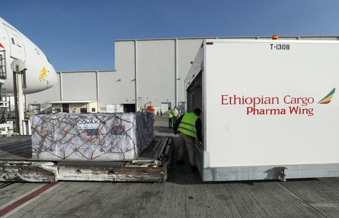 Ethiopia nhận một lúc 2,2 triệu liều vắc xin ngừa COVID-19 - Ảnh 6. Ethiopia nhận một lúc 2,2 triệu liều vắc xin ngừa COVID-19 - Ảnh 6.