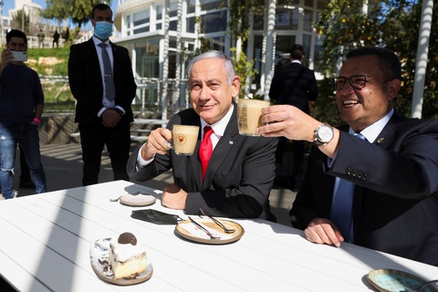 Thủ tướng Israel ngồi vỉa hè ăn bánh, chứng minh sắp vượt qua COVID-19 - Ảnh 1. Thủ tướng Israel ngồi vỉa hè ăn bánh, chứng minh sắp vượt qua COVID-19 - Ảnh 1.