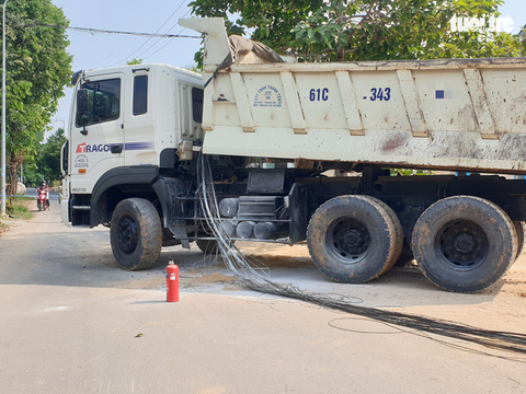 Xe ben quên hạ thùng, cuốn dây hạ gục 6 cột điện ở Bình Dương - Ảnh 1. Xe ben quên hạ thùng, cuốn dây hạ gục 6 cột điện ở Bình Dương - Ảnh 1.