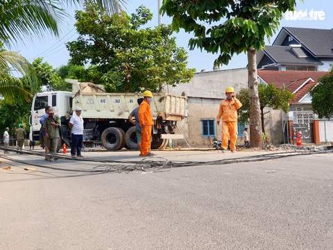 Xe ben quên hạ thùng, cuốn dây hạ gục 6 cột điện ở Bình Dương - Ảnh 3. Xe ben quên hạ thùng, cuốn dây hạ gục 6 cột điện ở Bình Dương - Ảnh 3.