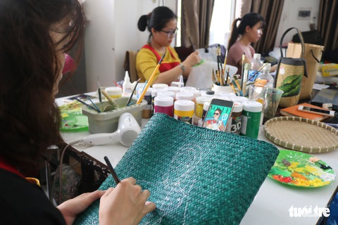 Nón lá, túi xách, ví từ lá sen, cỏ bàng được tô điểm thành sản phẩm ăn tiền - Ảnh 9. Nón lá, túi xách, ví từ lá sen, cỏ bàng được tô điểm thành sản phẩm ăn tiền - Ảnh 9.