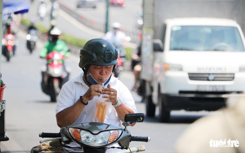 TP.HCM nắng nóng hừng hực - Ảnh 4. TP.HCM nắng nóng hừng hực - Ảnh 4.