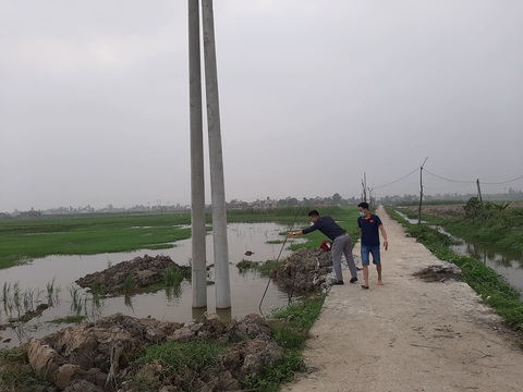 Hai cháu nhỏ là anh em ruột chết dưới hố chôn cột điện thi công dang dở, không rào chắn - Ảnh 1. Hai cháu nhỏ là anh em ruột chết dưới hố chôn cột điện thi công dang dở, không rào chắn - Ảnh 1.