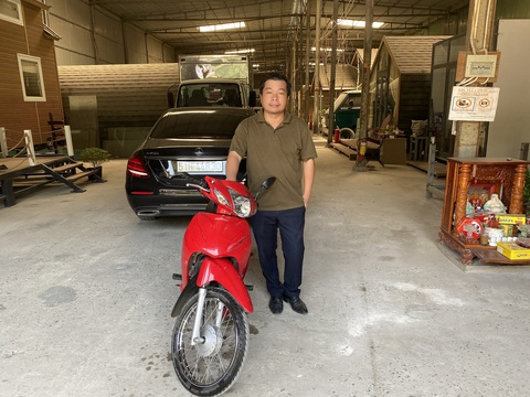 Chủ xe Mercedes bị va quẹt không bắt đền mà còn tặng tiền và xe máy cho người tông mình! - Ảnh 1. Chủ xe Mercedes bị va quẹt không bắt đền mà còn tặng tiền và xe máy cho người tông mình! - Ảnh 1.