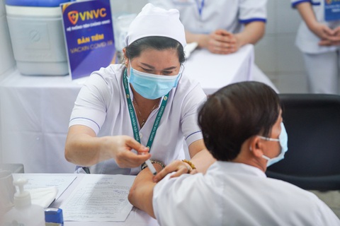 VNVC cùng Bộ Y tế tổ chức tiêm vắc xin COVID-19 đợt đầu - Ảnh 2. VNVC cùng Bộ Y tế tổ chức tiêm vắc xin COVID-19 đợt đầu - Ảnh 2.