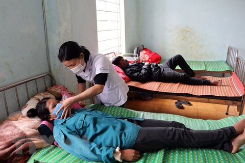 Cả làng ở Kon Tum có 3 người chết, 21 người nhập viện với cùng triệu chứng - Ảnh 1. Cả làng ở Kon Tum có 3 người chết, 21 người nhập viện với cùng triệu chứng - Ảnh 1.