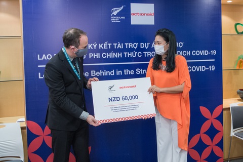 Đại sứ quán New Zealand tặng gần 800 triệu giúp lao động nữ bán hàng rong, giúp việc - Ảnh 1. Đại sứ quán New Zealand tặng gần 800 triệu giúp lao động nữ bán hàng rong, giúp việc - Ảnh 1.
