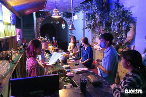 TP.HCM mở lại sàn nhảy, quán bar, karaoke - Ảnh 1. TP.HCM mở lại sàn nhảy, quán bar, karaoke - Ảnh 1.