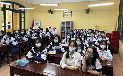 Học sinh Hải Phòng phấn khởi trong ngày trở lại trường - Ảnh 1. Học sinh Hải Phòng phấn khởi trong ngày trở lại trường - Ảnh 1.