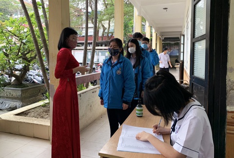 Học sinh Hải Phòng phấn khởi trong ngày trở lại trường - Ảnh 2. Học sinh Hải Phòng phấn khởi trong ngày trở lại trường - Ảnh 2.