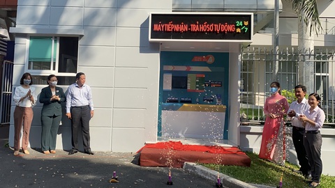 Làm thủ tục hành chính dễ dàng 24/7 nhờ ATM nhận trả hồ sơ tự động - Ảnh 2. Làm thủ tục hành chính dễ dàng 24/7 nhờ ATM nhận trả hồ sơ tự động - Ảnh 2.