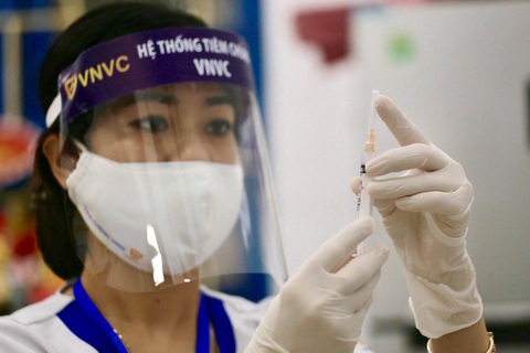 Tiêm vắc xin COVID-19 ở TP.HCM, Hà Nội và Hải Dương: Sau tiêm 30 phút đã trở lại làm việc - Ảnh 4. Tiêm vắc xin COVID-19 ở TP.HCM, Hà Nội và Hải Dương: Sau tiêm 30 phút đã trở lại làm việc - Ảnh 4.