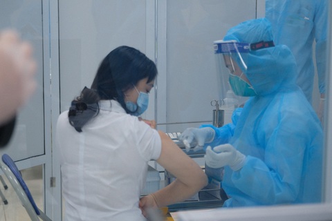 Tiêm vắc xin COVID-19 ở TP.HCM, Hà Nội và Hải Dương: Sau tiêm 30 phút đã trở lại làm việc - Ảnh 21. Tiêm vắc xin COVID-19 ở TP.HCM, Hà Nội và Hải Dương: Sau tiêm 30 phút đã trở lại làm việc - Ảnh 21.