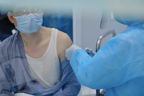 Tiêm vắc xin COVID-19 ở TP.HCM, Hà Nội và Hải Dương: Sau tiêm 30 phút đã trở lại làm việc - Ảnh 22. Tiêm vắc xin COVID-19 ở TP.HCM, Hà Nội và Hải Dương: Sau tiêm 30 phút đã trở lại làm việc - Ảnh 22.