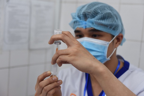 Tiêm vắc xin COVID-19 ở TP.HCM, Hà Nội và Hải Dương: Sau tiêm 30 phút đã trở lại làm việc - Ảnh 17. Tiêm vắc xin COVID-19 ở TP.HCM, Hà Nội và Hải Dương: Sau tiêm 30 phút đã trở lại làm việc - Ảnh 17.