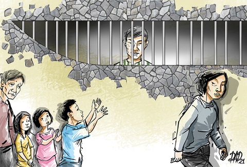 Đâm bạn thân vì ngoại tình với vợ, người chồng đi tù, 3 con trẻ bơ vơ - Ảnh 1. Đâm bạn thân vì ngoại tình với vợ, người chồng đi tù, 3 con trẻ bơ vơ - Ảnh 1.