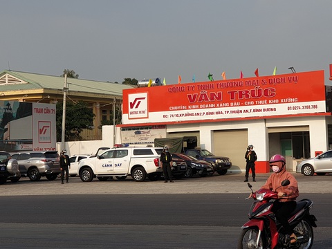 Công an bao vây nhiều cây xăng ở Bình Dương liên quan vụ 2,7 triệu lít xăng giả - Ảnh 1. Công an bao vây nhiều cây xăng ở Bình Dương liên quan vụ 2,7 triệu lít xăng giả - Ảnh 1.