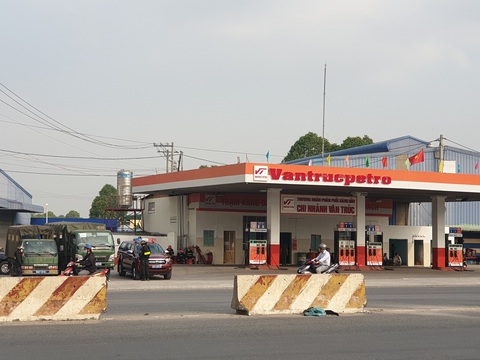 Công an bao vây nhiều cây xăng ở Bình Dương liên quan vụ 2,7 triệu lít xăng giả - Ảnh 2. Công an bao vây nhiều cây xăng ở Bình Dương liên quan vụ 2,7 triệu lít xăng giả - Ảnh 2.