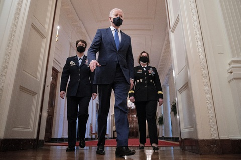 Ông Biden chọn 2 nữ tướng làm tư lệnh quân đội Mỹ - Ảnh 1. Ông Biden chọn 2 nữ tướng làm tư lệnh quân đội Mỹ - Ảnh 1.