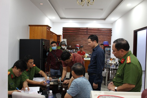 Bắt khẩn cấp 2 vợ chồng tiêu thụ xăng giả trong đường dây 2,7 triệu lít xăng giả - Ảnh 1. Bắt khẩn cấp 2 vợ chồng tiêu thụ xăng giả trong đường dây 2,7 triệu lít xăng giả - Ảnh 1.