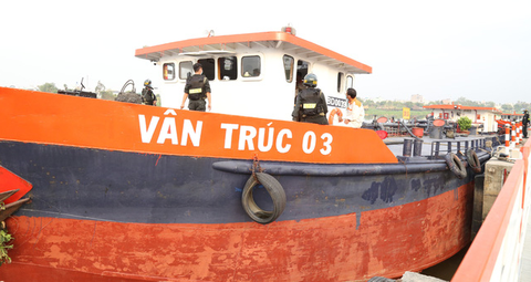 Bắt khẩn cấp 2 vợ chồng tiêu thụ xăng giả trong đường dây 2,7 triệu lít xăng giả - Ảnh 2. Bắt khẩn cấp 2 vợ chồng tiêu thụ xăng giả trong đường dây 2,7 triệu lít xăng giả - Ảnh 2.