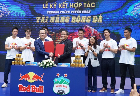 Hoàng Anh Gia Lai tuyển chọn tài năng bóng đá từ trẻ em đường phố - Ảnh 1. Hoàng Anh Gia Lai tuyển chọn tài năng bóng đá từ trẻ em đường phố - Ảnh 1.