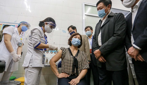 Ngày đầu tiêm vắc xin ngừa COVID-19: Không ghi nhận phản ứng bất thường sau tiêm - Ảnh 2. Ngày đầu tiêm vắc xin ngừa COVID-19: Không ghi nhận phản ứng bất thường sau tiêm - Ảnh 2.