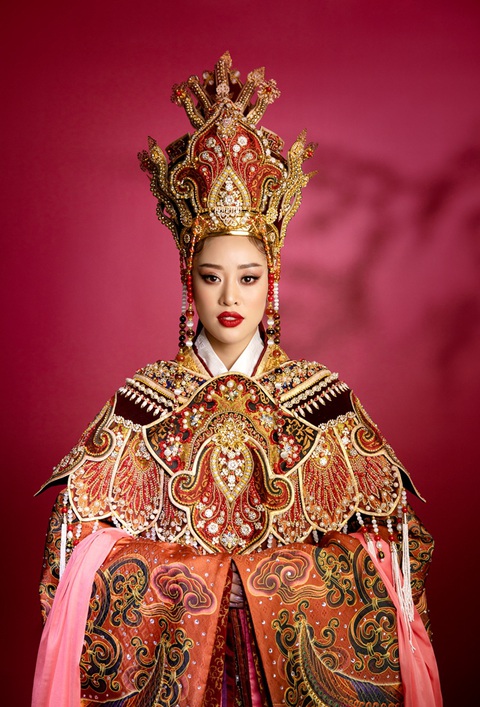 Bạch Tuyết, Khánh Vân đồng hành với Lê Long Dũng làm Việt phục - Ảnh 4. Bạch Tuyết, Khánh Vân đồng hành với Lê Long Dũng làm Việt phục - Ảnh 4.