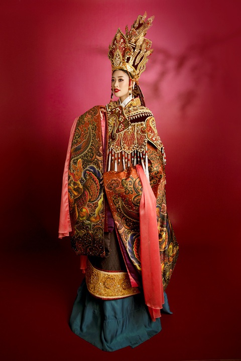Bạch Tuyết, Khánh Vân đồng hành với Lê Long Dũng làm Việt phục - Ảnh 8. Bạch Tuyết, Khánh Vân đồng hành với Lê Long Dũng làm Việt phục - Ảnh 8.