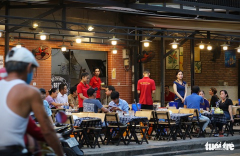 Hàng quán Sài Gòn mở cửa, không quên COVID-19 - Ảnh 4. Hàng quán Sài Gòn mở cửa, không quên COVID-19 - Ảnh 4.