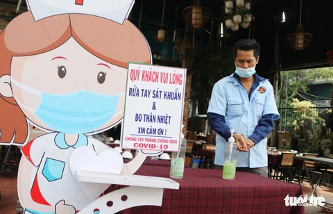 Hàng quán Sài Gòn mở cửa, không quên COVID-19 - Ảnh 1. Hàng quán Sài Gòn mở cửa, không quên COVID-19 - Ảnh 1.