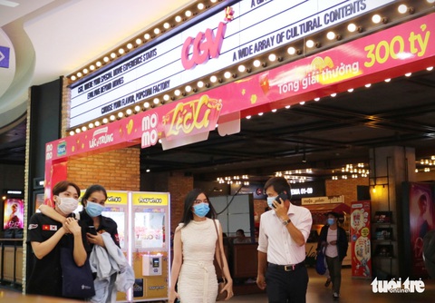 Hàng quán Sài Gòn mở cửa, không quên COVID-19 - Ảnh 2. Hàng quán Sài Gòn mở cửa, không quên COVID-19 - Ảnh 2.
