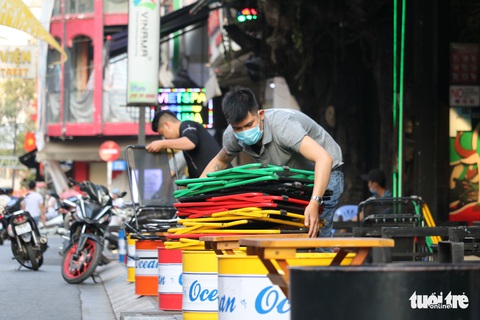 Hàng quán Sài Gòn mở cửa, không quên COVID-19 - Ảnh 5. Hàng quán Sài Gòn mở cửa, không quên COVID-19 - Ảnh 5.