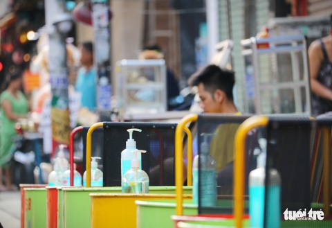 Hàng quán Sài Gòn mở cửa, không quên COVID-19 - Ảnh 7. Hàng quán Sài Gòn mở cửa, không quên COVID-19 - Ảnh 7.