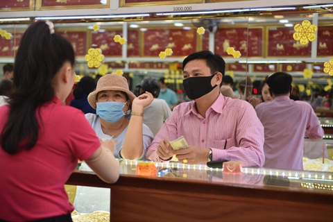 Giá vàng thế giới thủng đáy 9 tháng, giá vàng trong nước ‘bình chân như vại’ - Ảnh 1. Giá vàng thế giới thủng đáy 9 tháng, giá vàng trong nước ‘bình chân như vại’ - Ảnh 1.