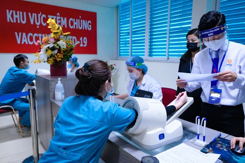 Bệnh viện đầu tiên tại Hà Nội tiêm vắc xin COVID-19 cho 30 người - Ảnh 2. Bệnh viện đầu tiên tại Hà Nội tiêm vắc xin COVID-19 cho 30 người - Ảnh 2.