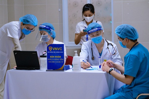 Bệnh viện đầu tiên tại Hà Nội tiêm vắc xin COVID-19 cho 30 người - Ảnh 3. Bệnh viện đầu tiên tại Hà Nội tiêm vắc xin COVID-19 cho 30 người - Ảnh 3.