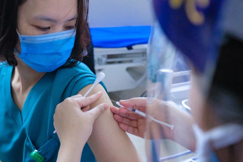 Bệnh viện đầu tiên tại Hà Nội tiêm vắc xin COVID-19 cho 30 người - Ảnh 6. Bệnh viện đầu tiên tại Hà Nội tiêm vắc xin COVID-19 cho 30 người - Ảnh 6.