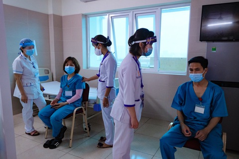 Bệnh viện đầu tiên tại Hà Nội tiêm vắc xin COVID-19 cho 30 người - Ảnh 8. Bệnh viện đầu tiên tại Hà Nội tiêm vắc xin COVID-19 cho 30 người - Ảnh 8.