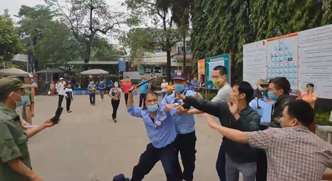 Nhóm bảo vệ bệnh viện và dân đại chiến trong bệnh viện - Ảnh 1. Nhóm bảo vệ bệnh viện và dân đại chiến trong bệnh viện - Ảnh 1.